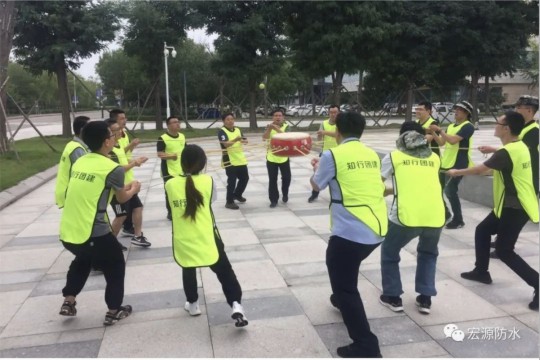 宏源防水生產(chǎn)制造中心組織開展別開生面的拓展訓(xùn)練 宏源防水生產(chǎn)制造中心組織開展別開生面的拓展訓(xùn)練